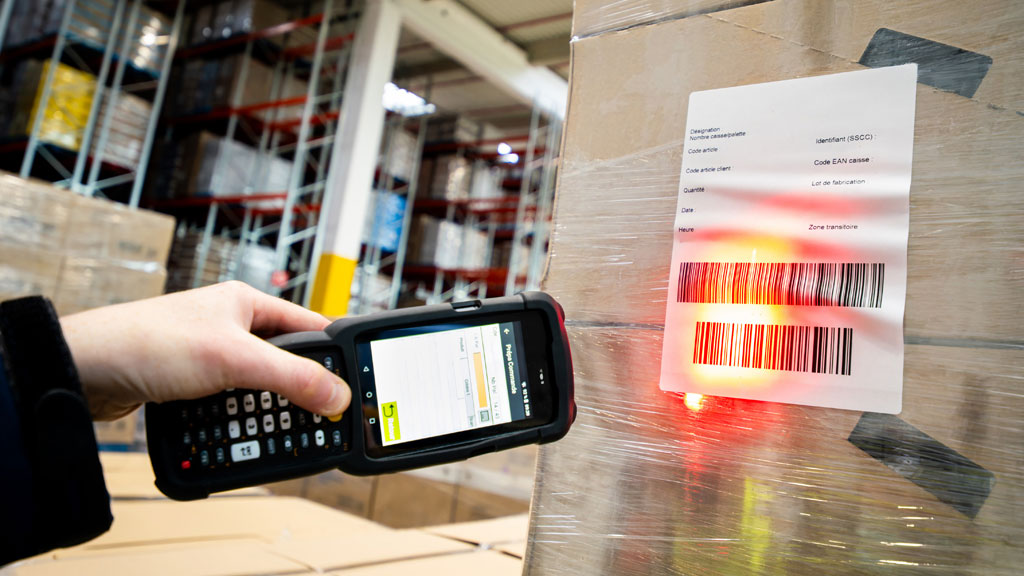 Préparateur scannant produit entrepôt drive picking commande